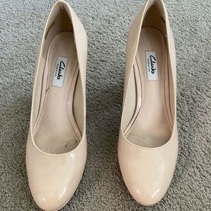 Clarks nude patent leather heels